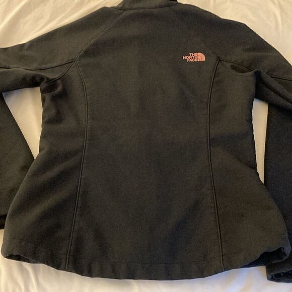 The North Face Ladies Apex Barrier Soft Shell Jacket in Black. Size small. - Picture 7 of 10